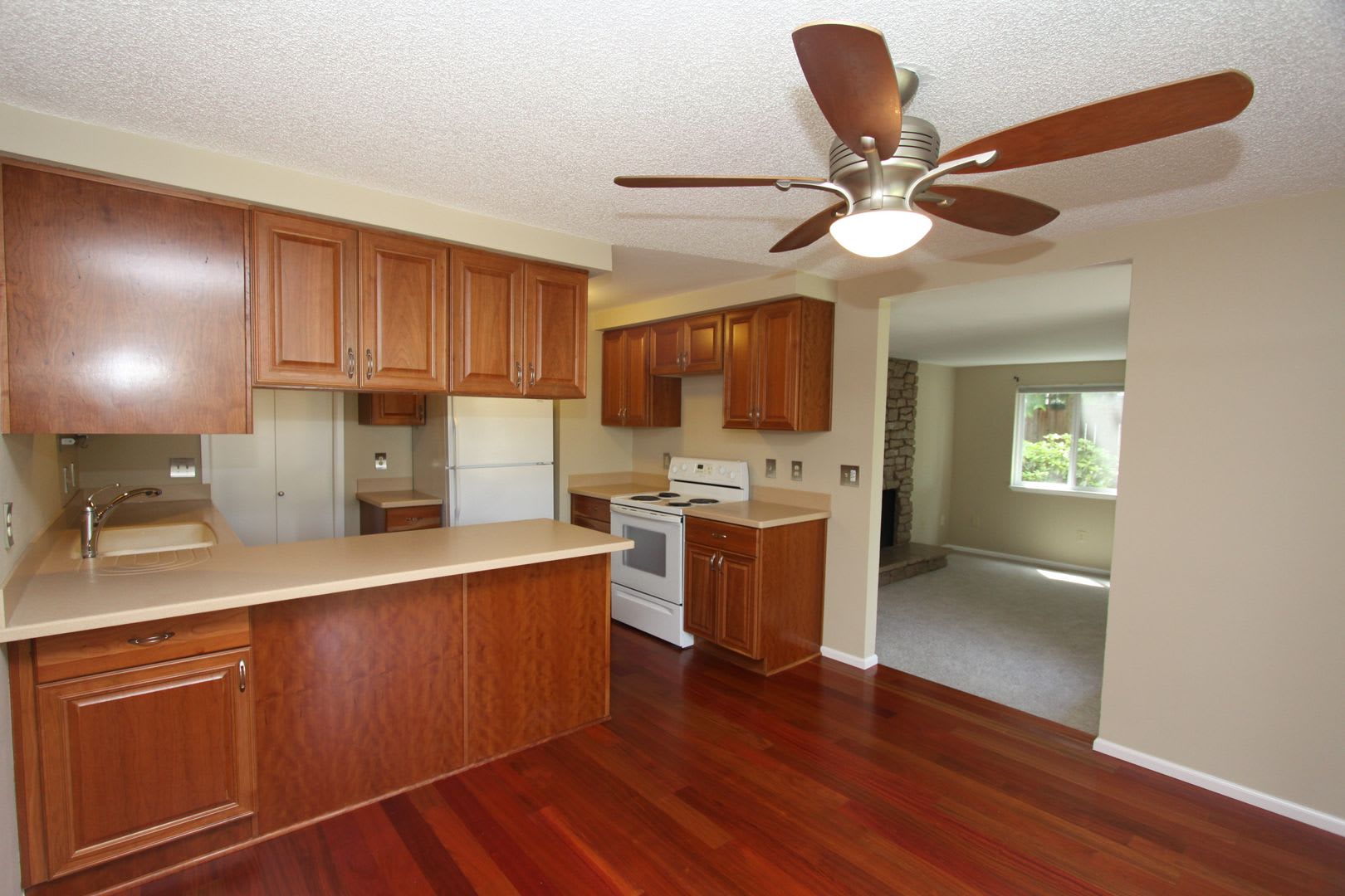 Ground Floor Condo At Evergreen Villa In Kirkland – photo 2