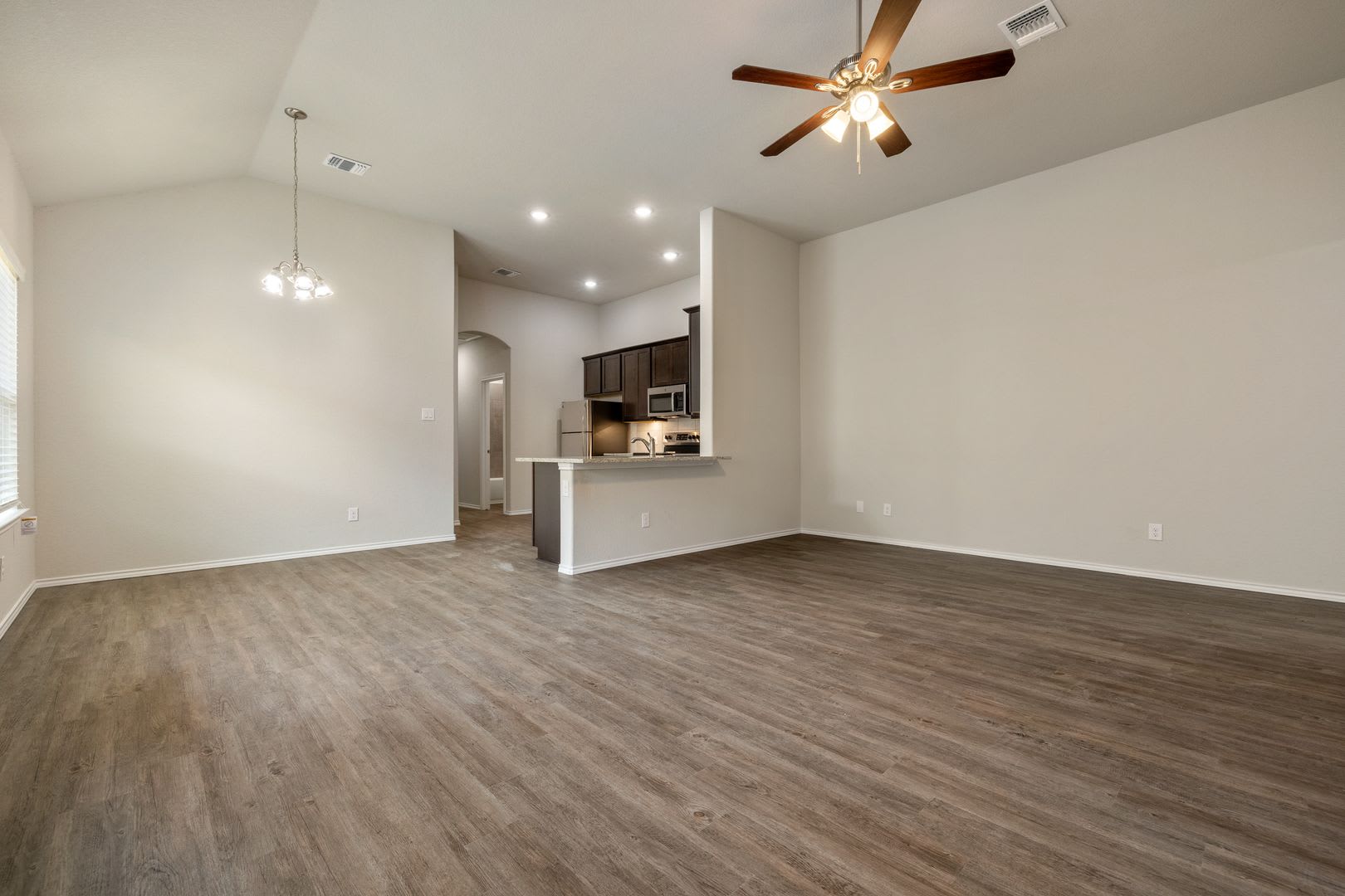 AVAILABLE NOW! GORGEOUS 3 BEDROOM DUPLEX LOCATED IN CONVERSE, TX! – photo 5