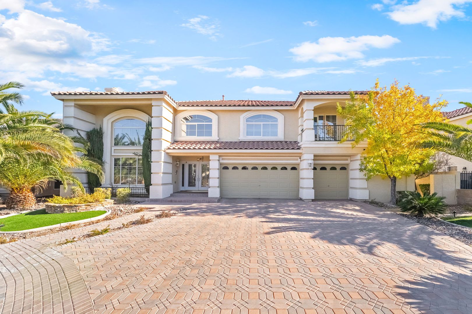 Luxury Living in Guard-Gated Royal Highlands! – photo 2