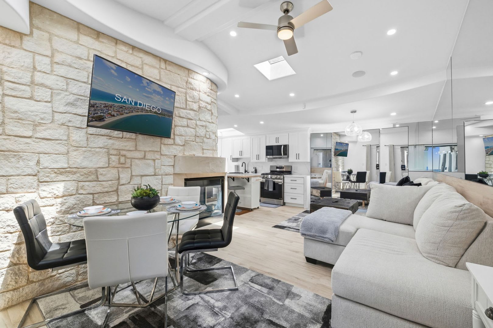 Fully Furnished Oceanfront Condo On Mission Beach Boardwalk – photo 4