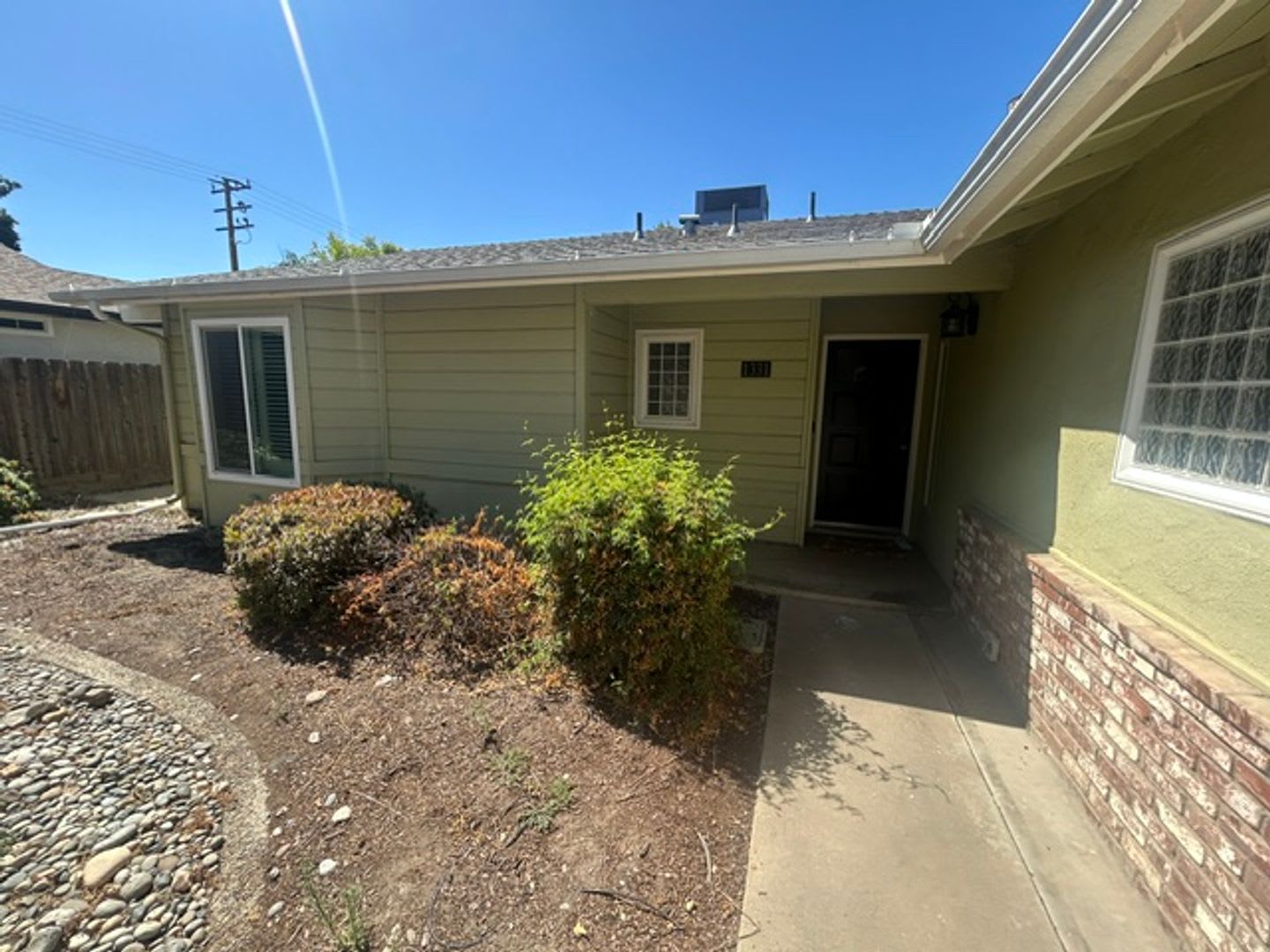 3 Bedroom 2 Bathroom Centrally Located Near Shopping and Restaurants! – photo 1