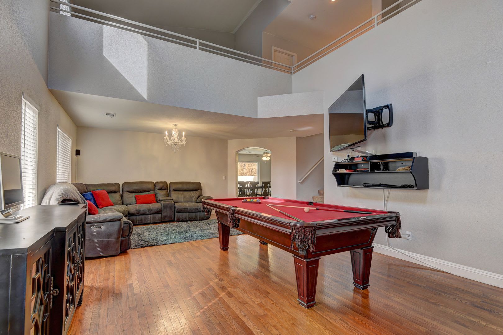 Beautiful remodeled home with pool! – photo 4