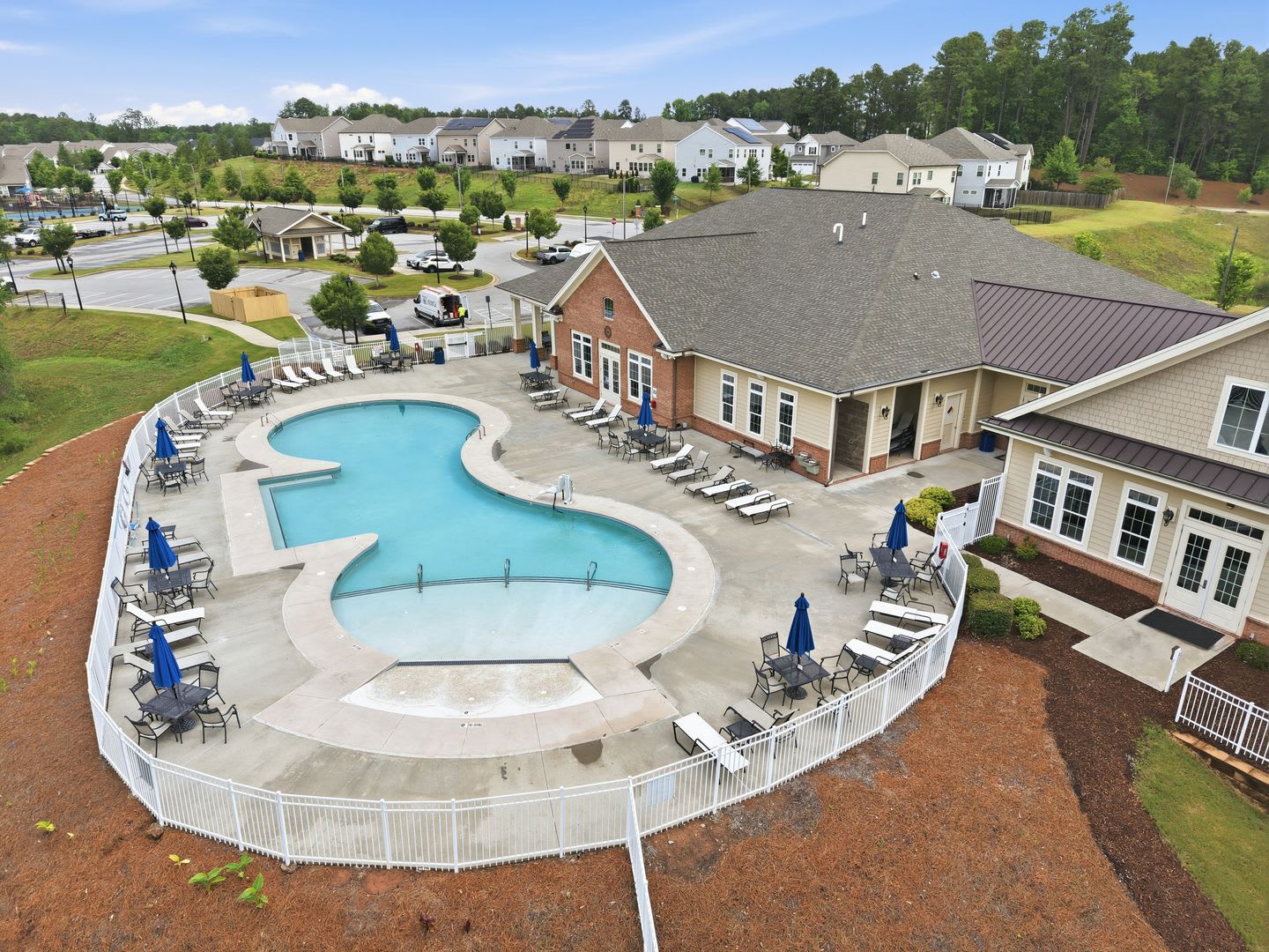 Modern 4-Bedroom Home in the Sought-After Ellis Crossing Community! – photo 4