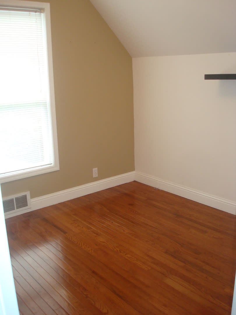 RENT NOW! Three Bed, One bath home PLUS bonus room! – photo 4