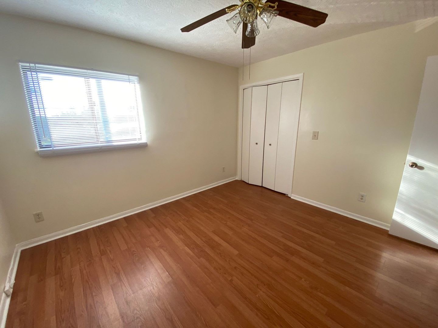 Centrally Located Townhome Near Schools Shopping Dining 1 2 Off Security Deposit For A D Military – photo 4