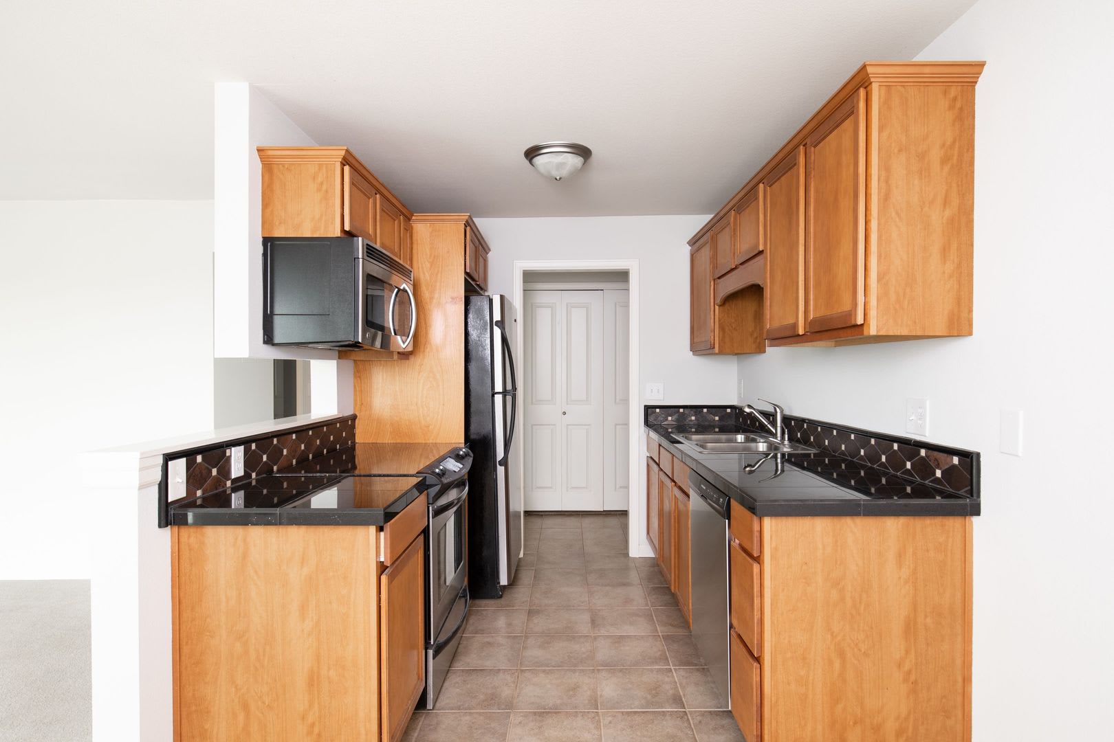1 Bedroom Kirkland Condo With View – photo 3