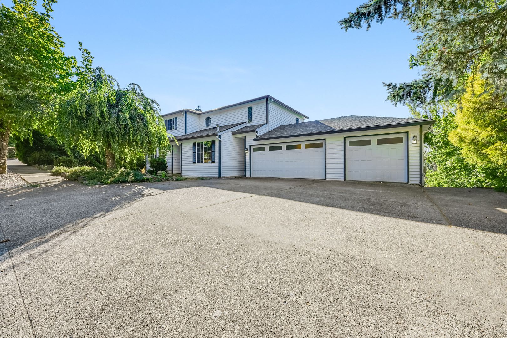 Beautiful 4 Bed, 4 Bath Rental Home in Gresham Butte! – photo 1