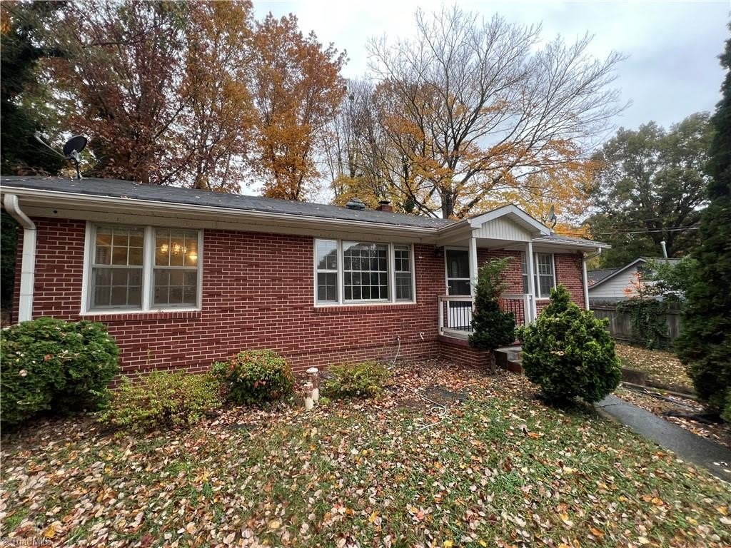 1184 Lamont Drive – photo 1
