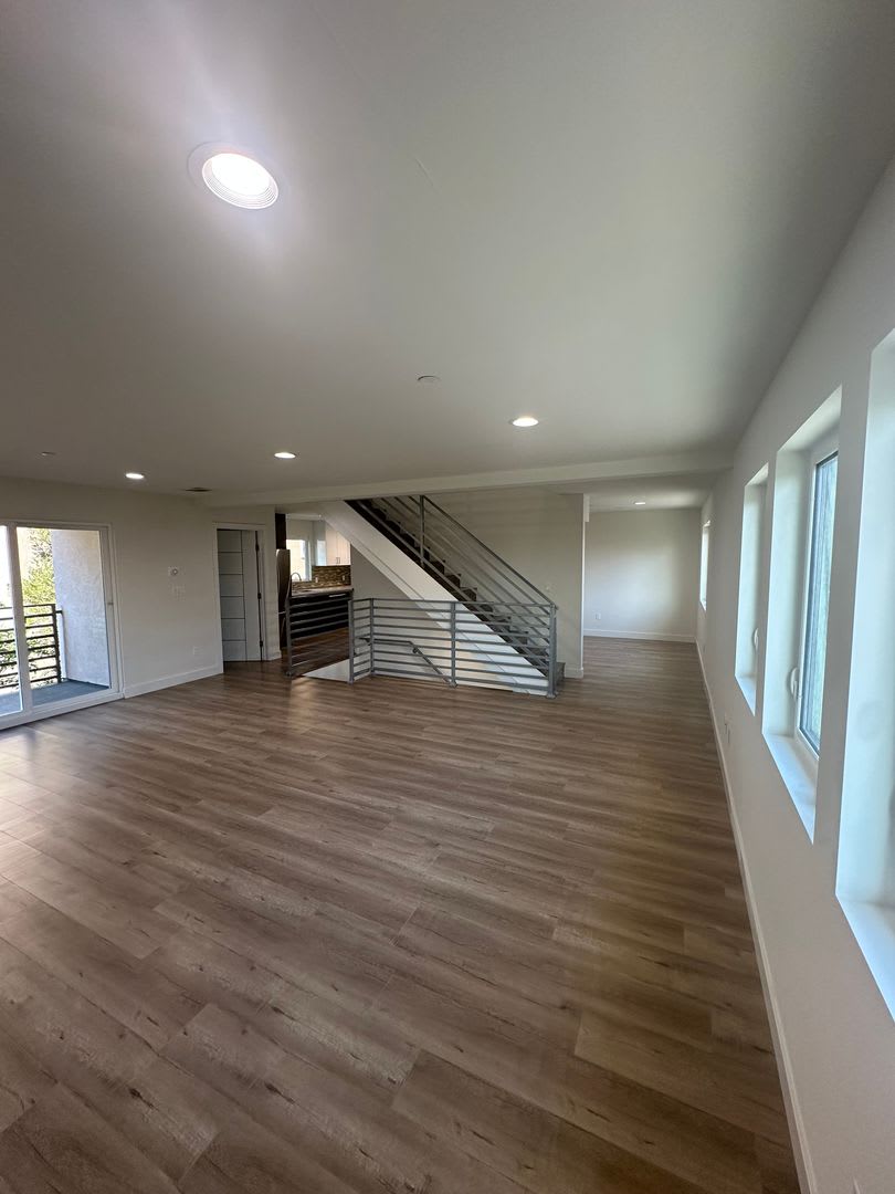 Spacious & Modern Tri-Level Townhome – photo 3
