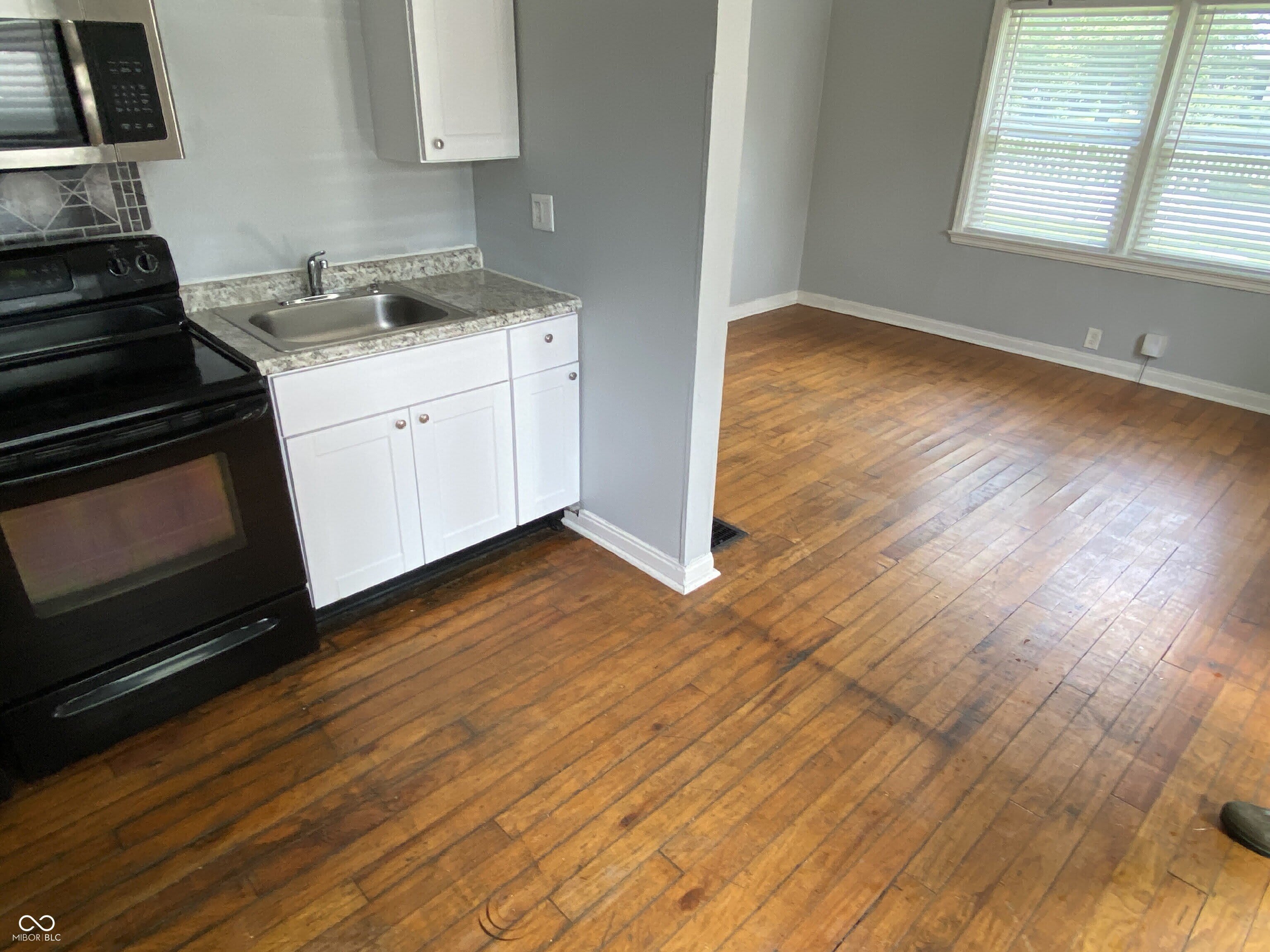 607 N Tibbs Avenue – photo 5