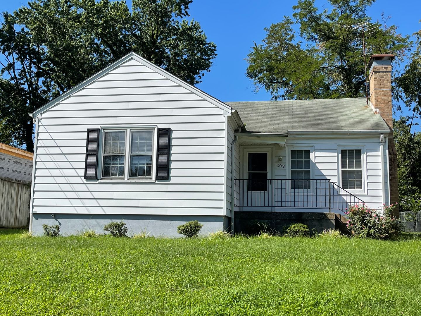 One Story House with a Partially Finished Basement – photo 1