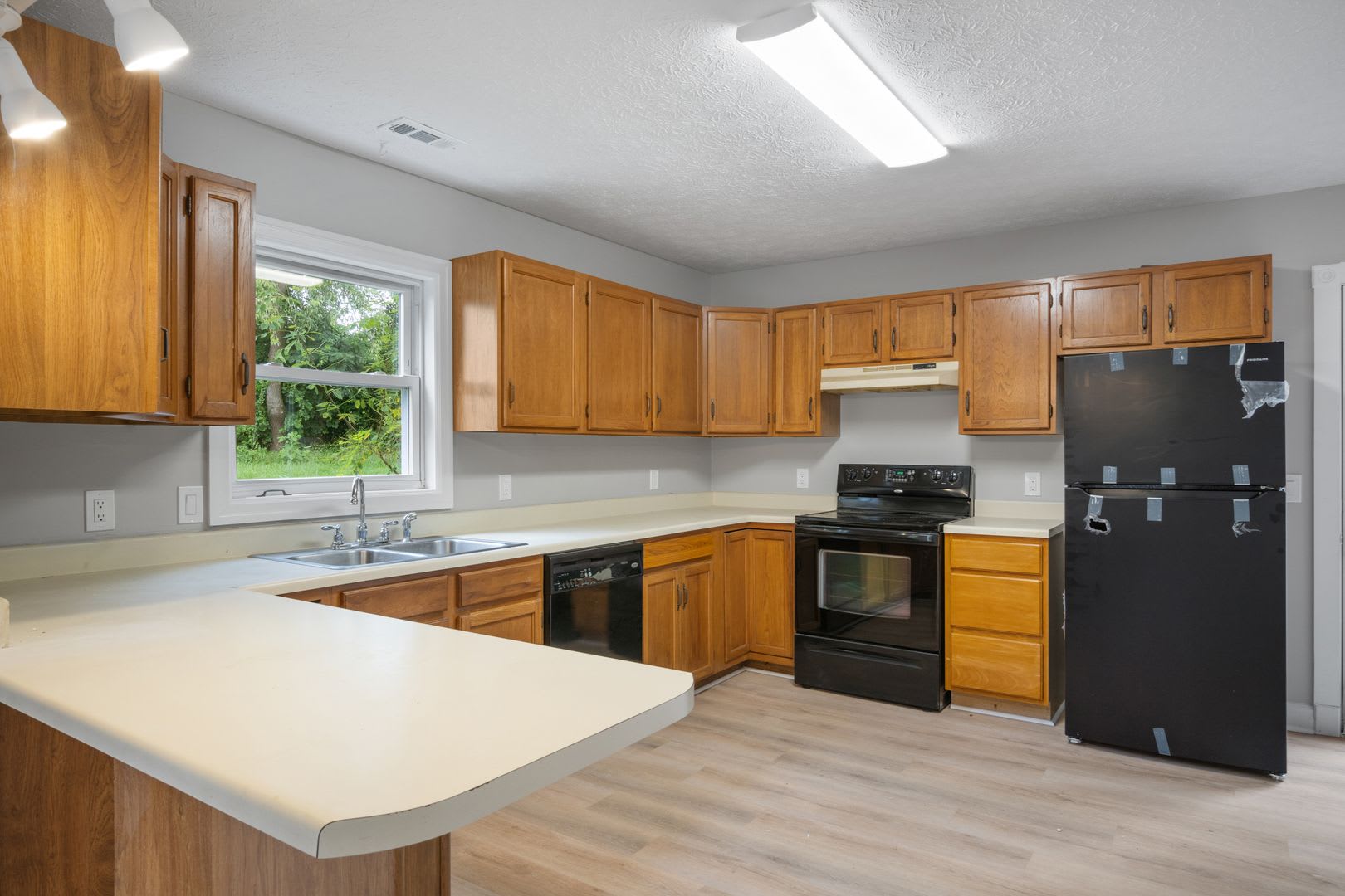 3 bed/ 2 1/2 bath pet friendly fenced yard – photo 5