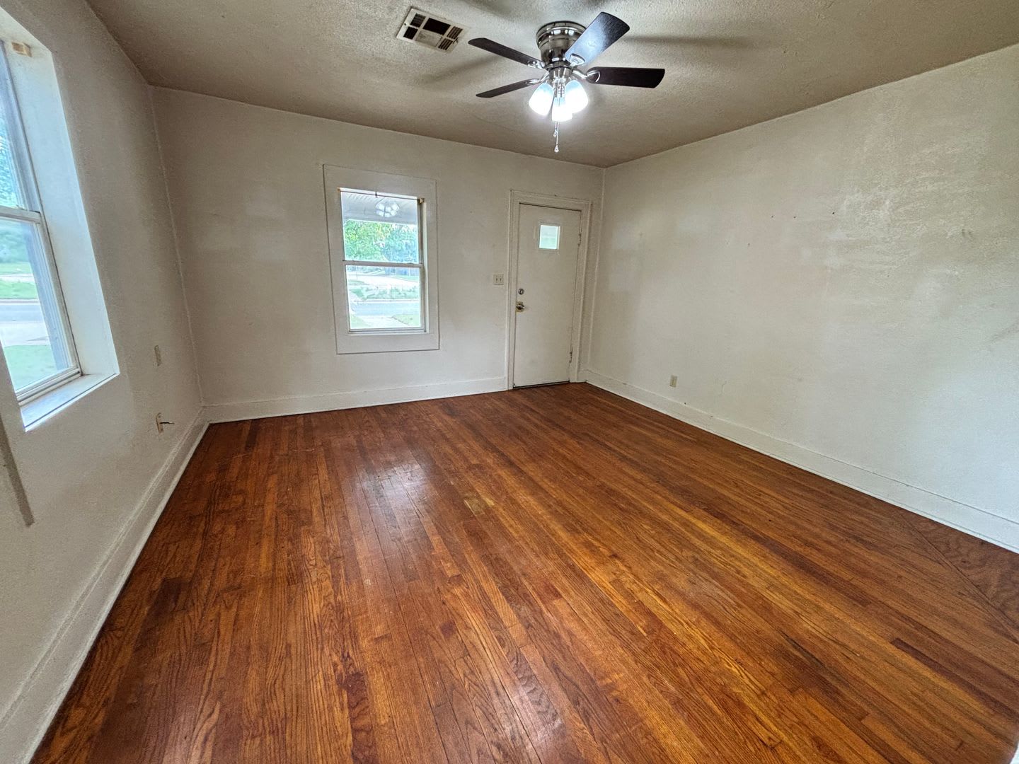 1 or 2 Bedroom, 1-Bathroom Duplex with central heat and air – photo 3