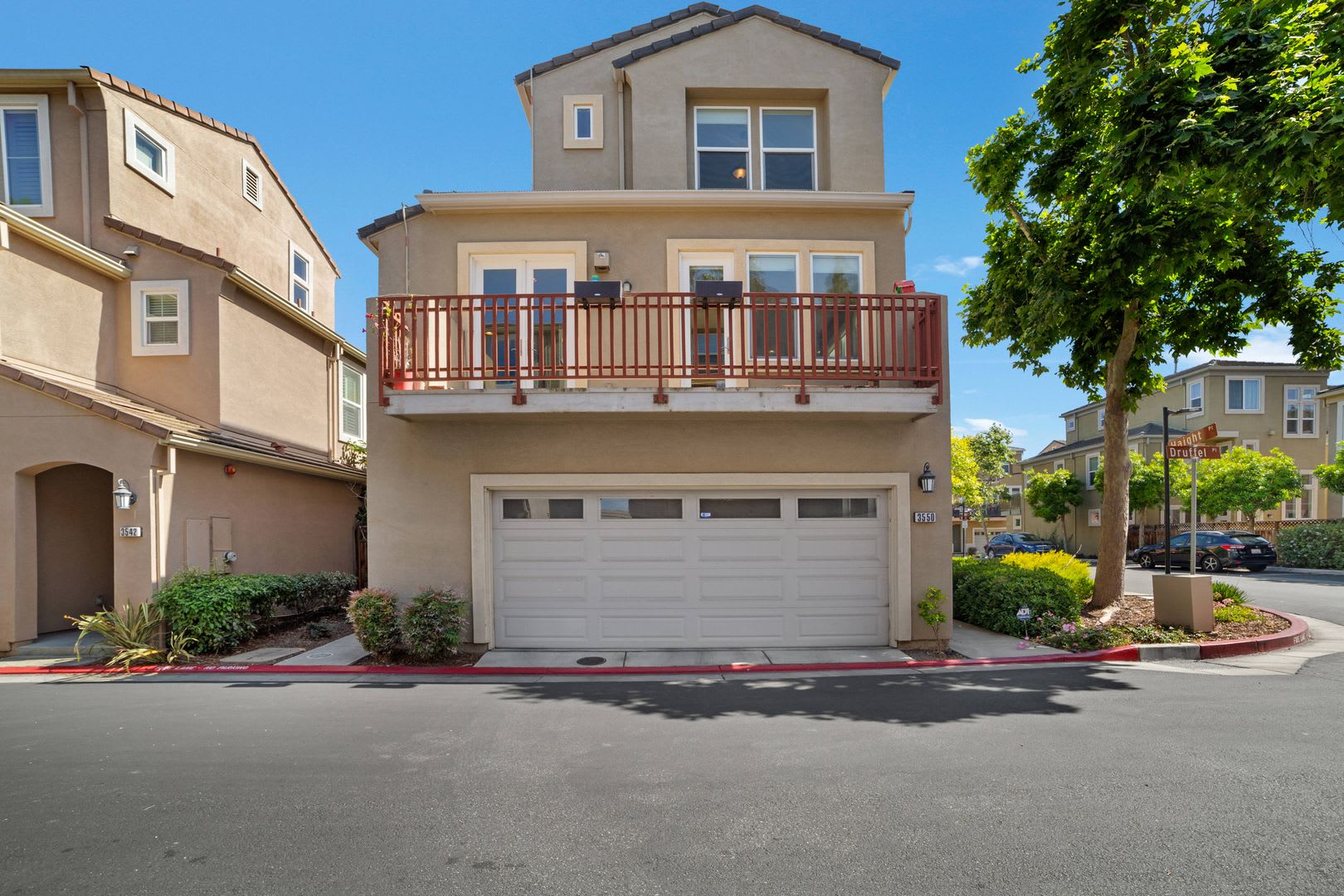Bright & Spacious Rental Home in Prime Central Location – photo 1