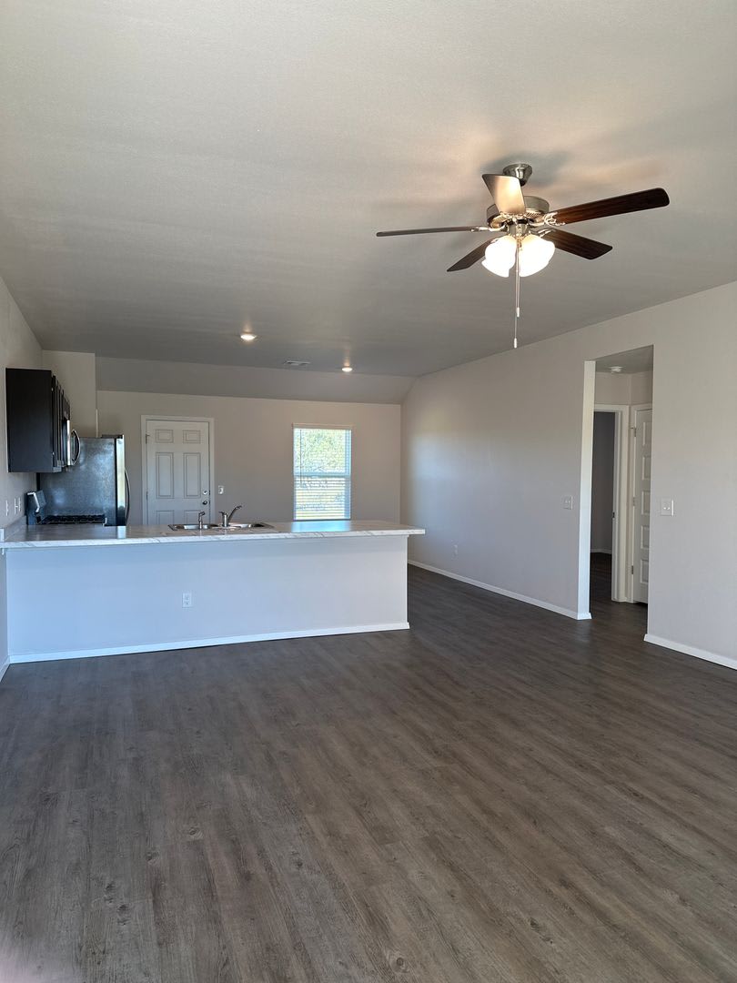 Pre-Leasing Now: Charming 3-Bedroom, 2-Bath Home in Park Place! – photo 4