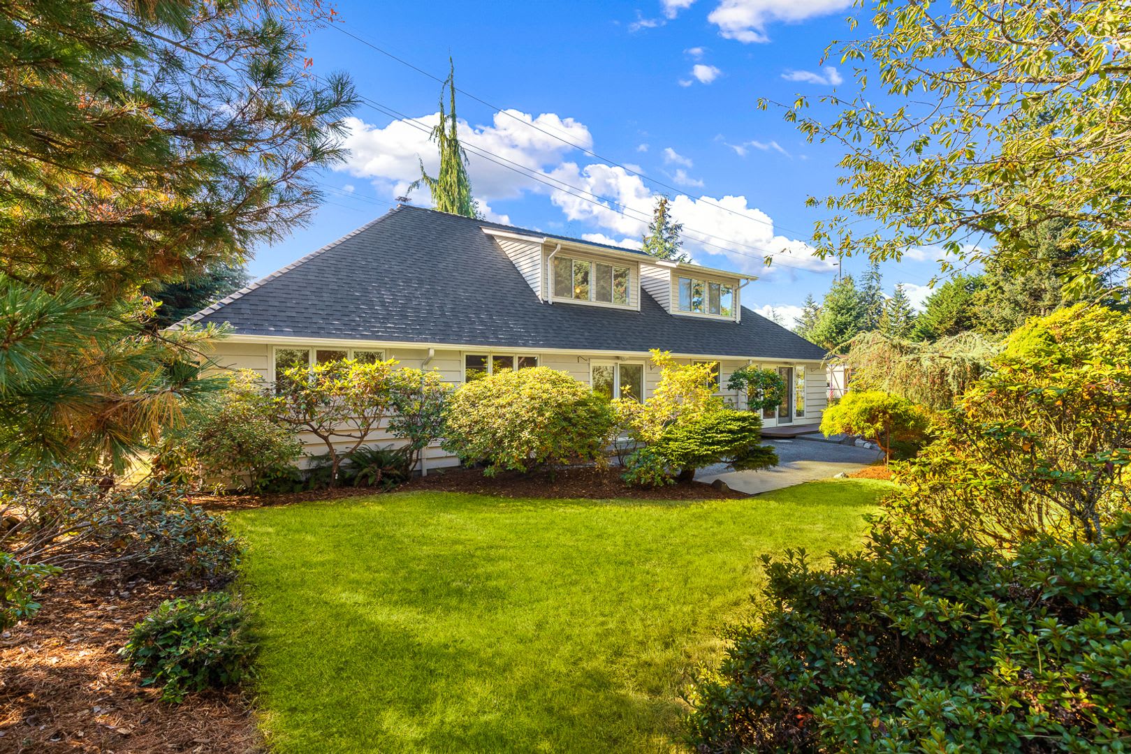 Shoreline 5 Bedroom Plus Den Office 2 5 Bath Home – photo 4