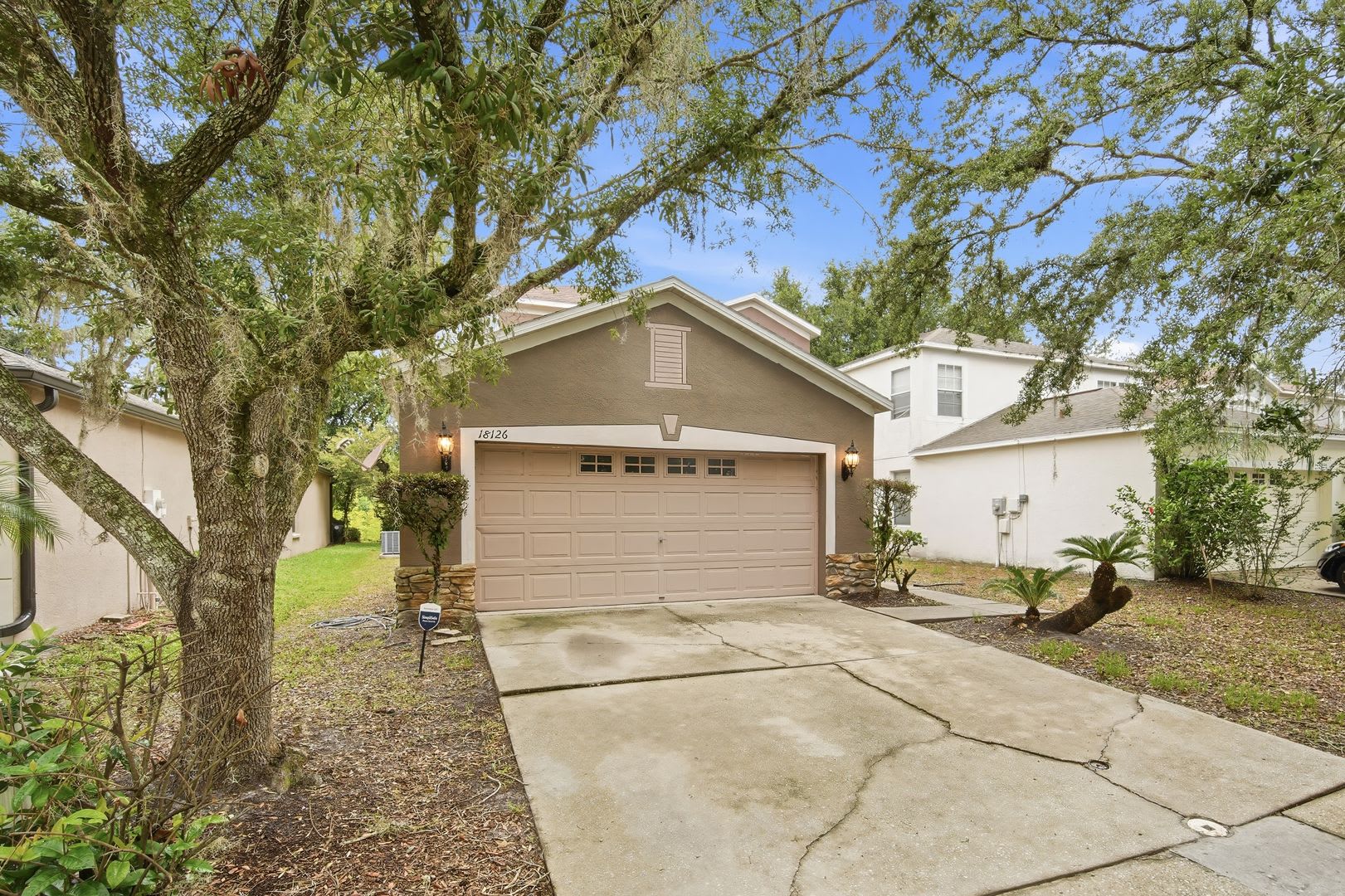 Two-story 4BR/2BA New Tampa home with pond view. – photo 3