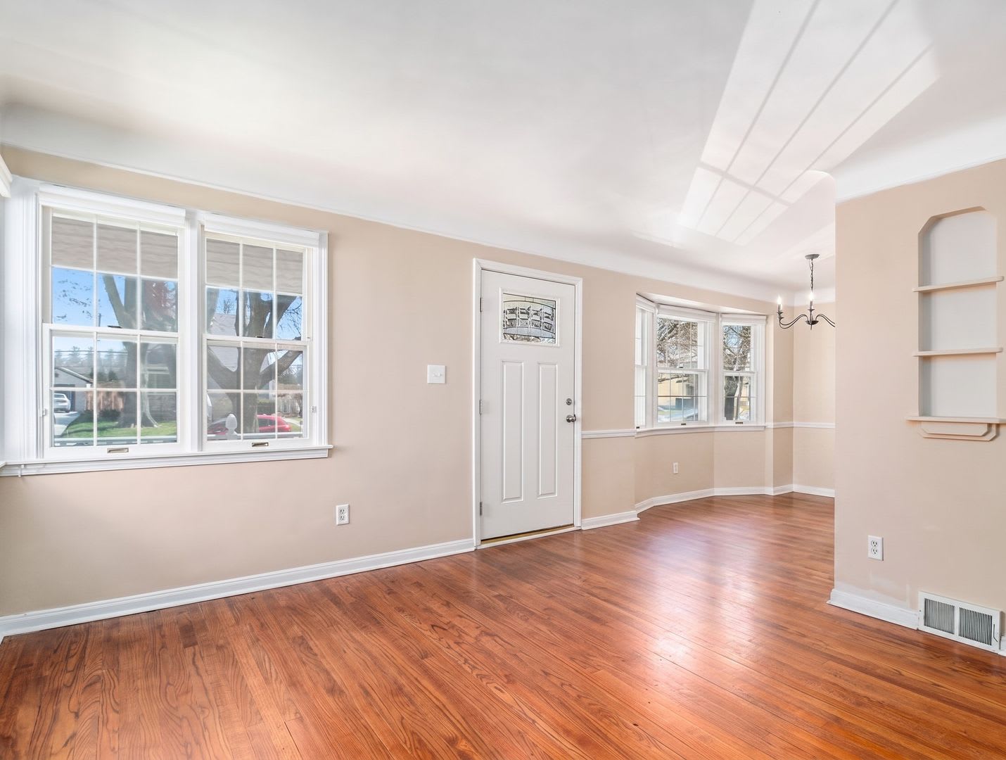 3 Bed 2 Bath Charming Updated Bungalow In Royal Oak Available Now – photo 4