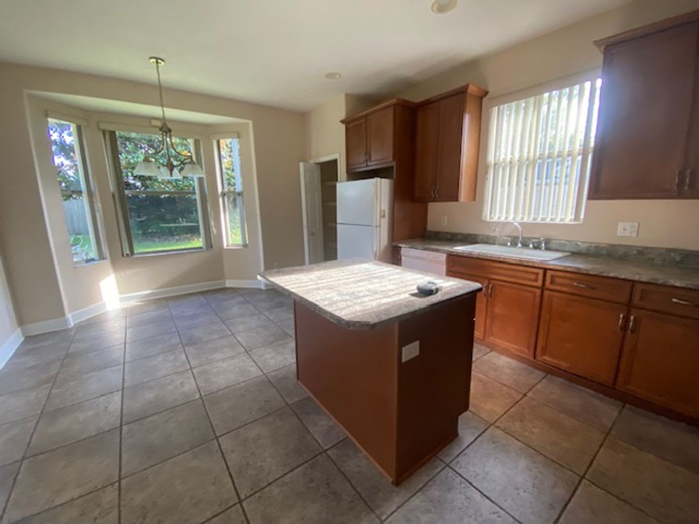 Like-New 4/2/2 with Screened-In Porch & New Carpet! – photo 5