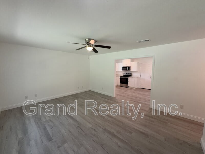 6733 Applegate St – photo 4