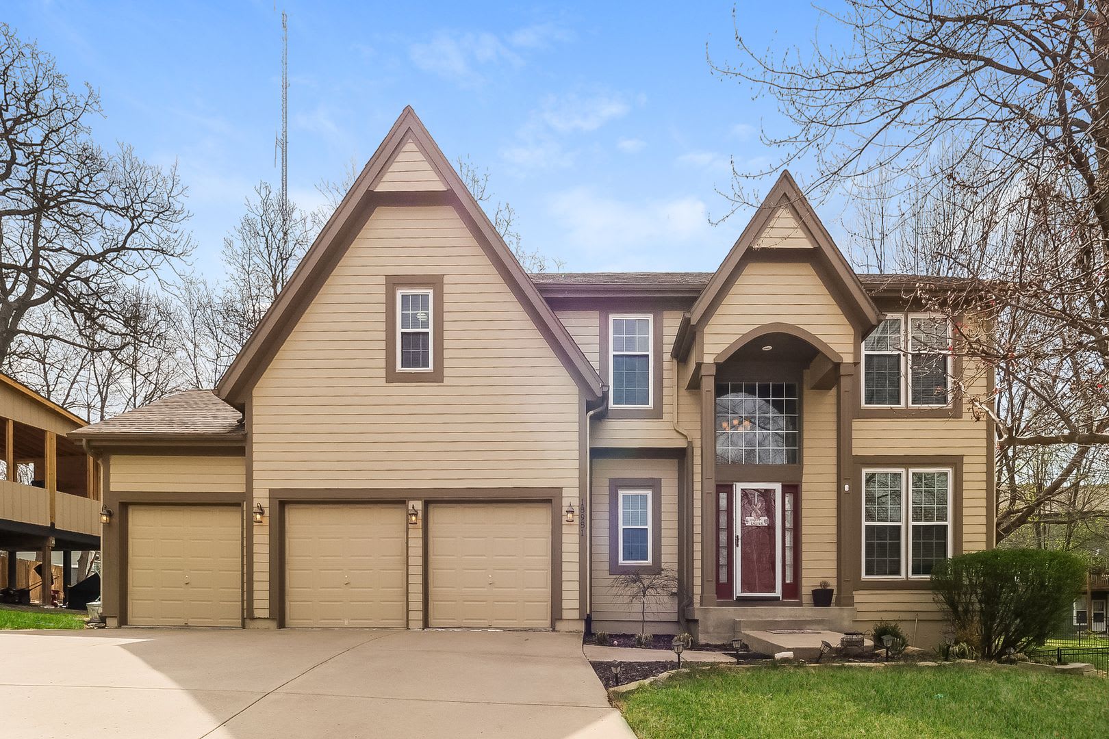 Beautiful 5 Bedroom 4 5 Bathroom Olathe Home With Finished Basement 3 Car Garage Flexible Furnished Or Unfurnished Living Options – photo 1