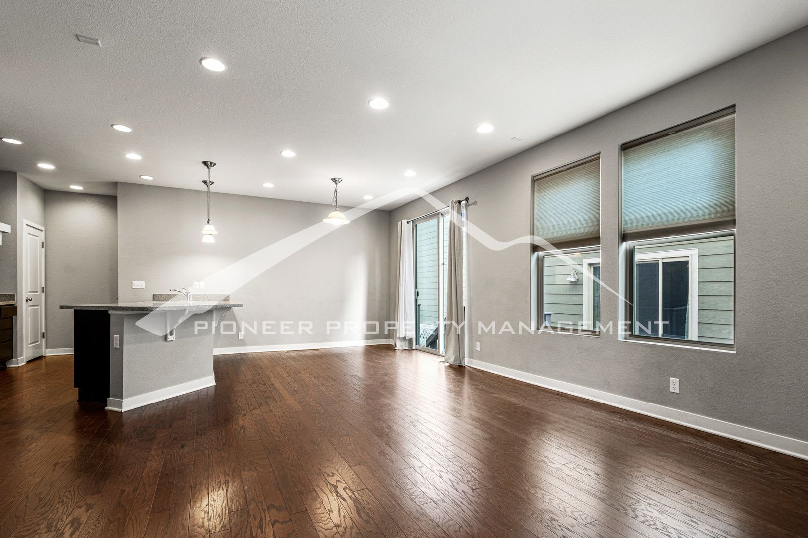 Lovely Townhome with Central AC and Washer/Dryer! – photo 4