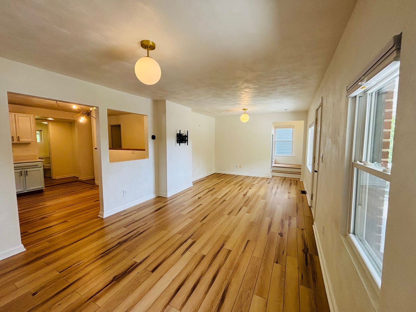 *RENOVATED KITCHEN AND BATHS!* 2 Bedroom, 2.5 Bath House – photo 3