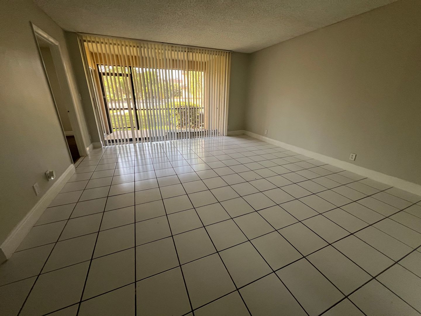 $ GREAT PRICED 2/2 IN CORAL SPRINGS $ Low Move In Costs – photo 3
