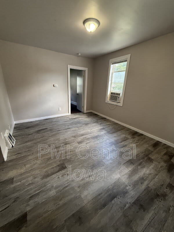1701 E Walnut St – photo 2