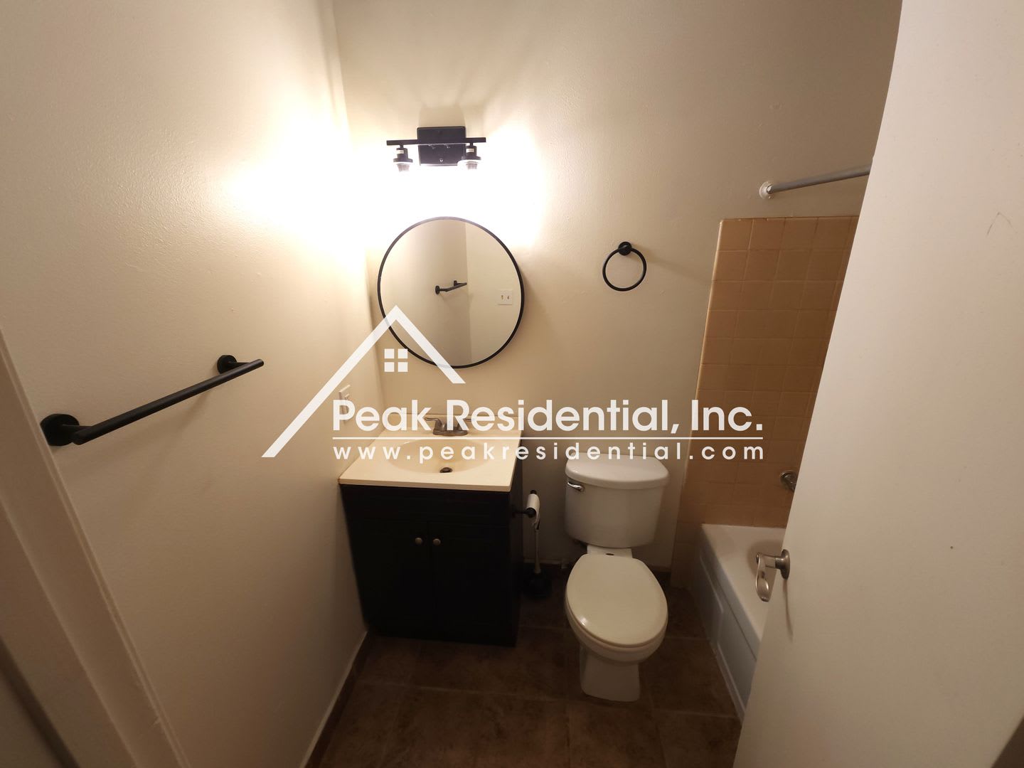 Spacious 2Bd 1Ba Sacramento Fourplex – photo 2