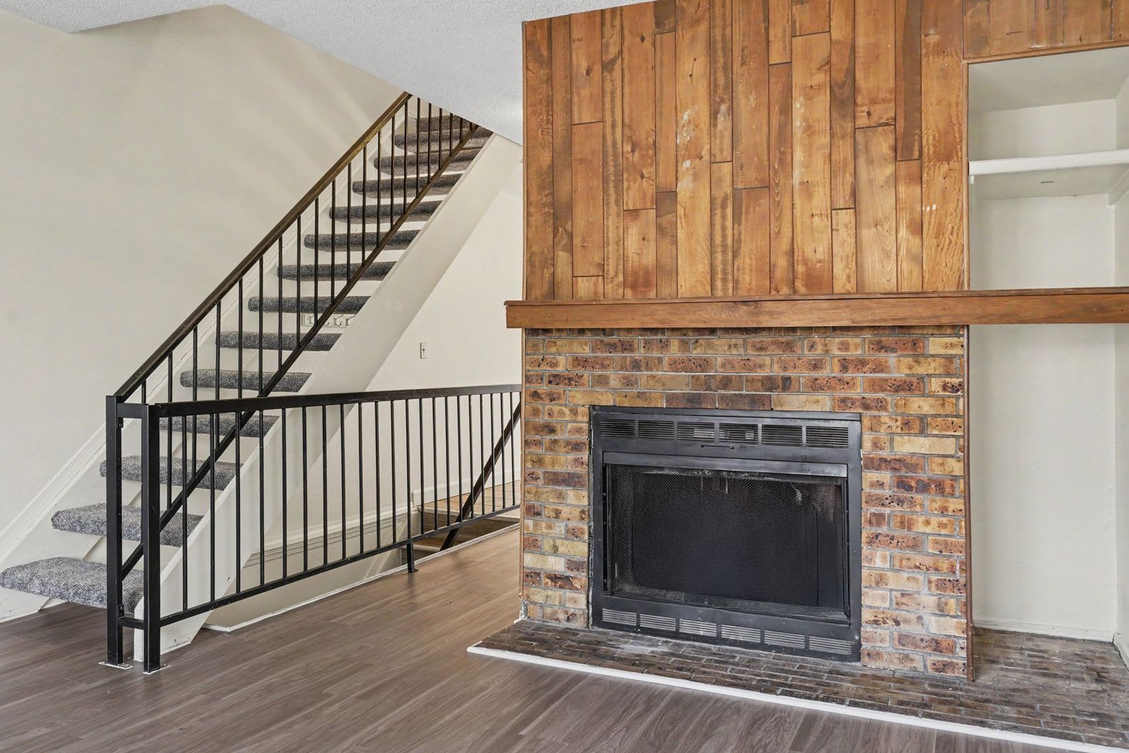 2 Bedroom 1 5 Bathroom Townhome With In Unit Laundry Private Patio Move In Special – photo 3