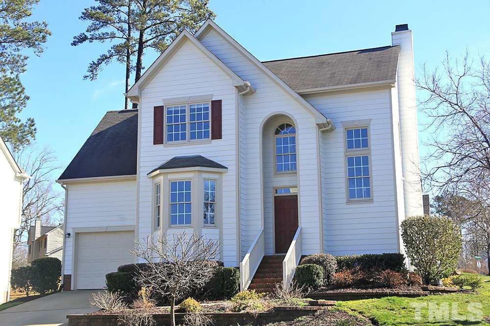 Room in 4 Bedroom House at 102 College Ave – photo 1
