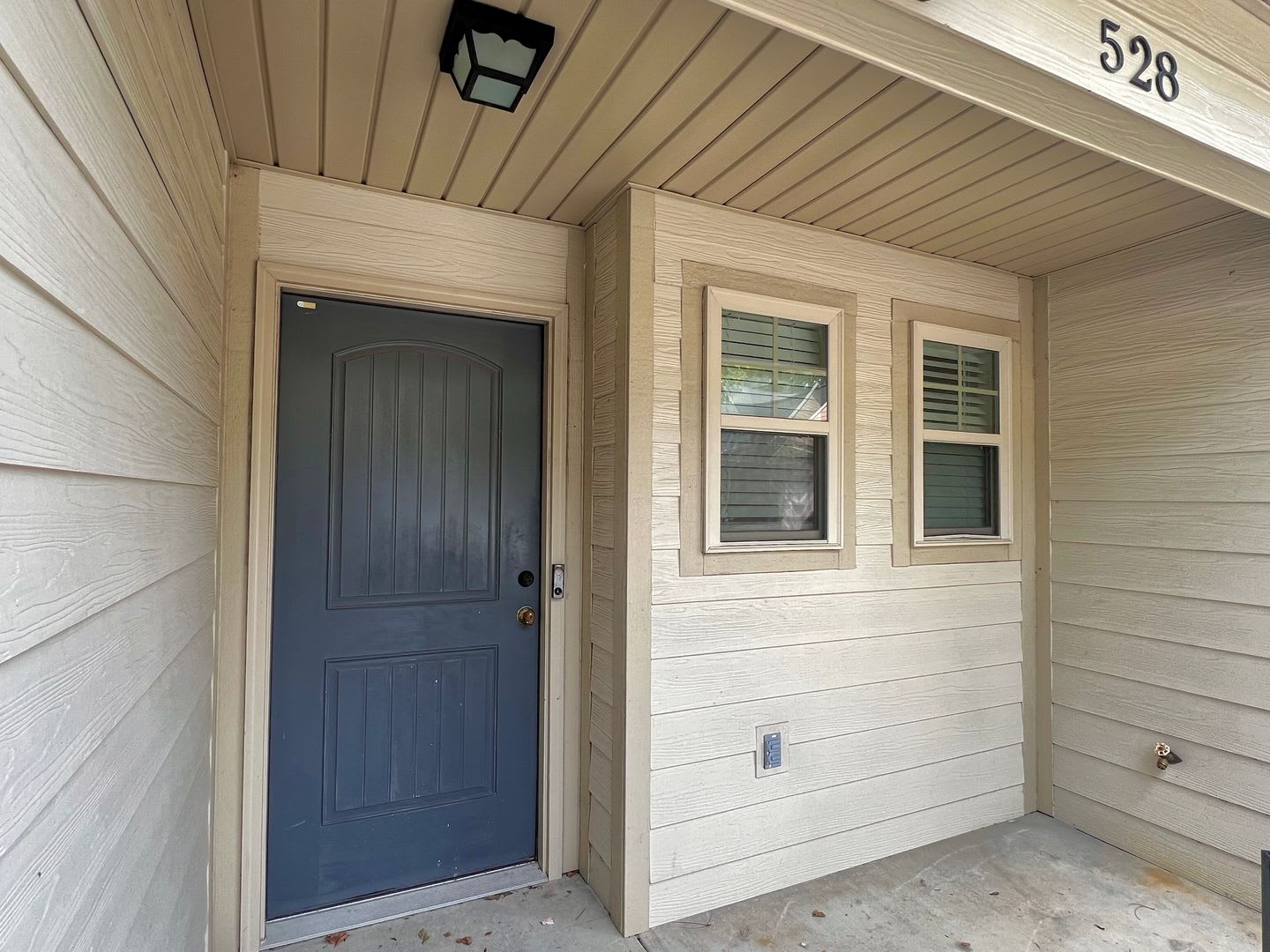 Large Town Home with Garage – photo 3