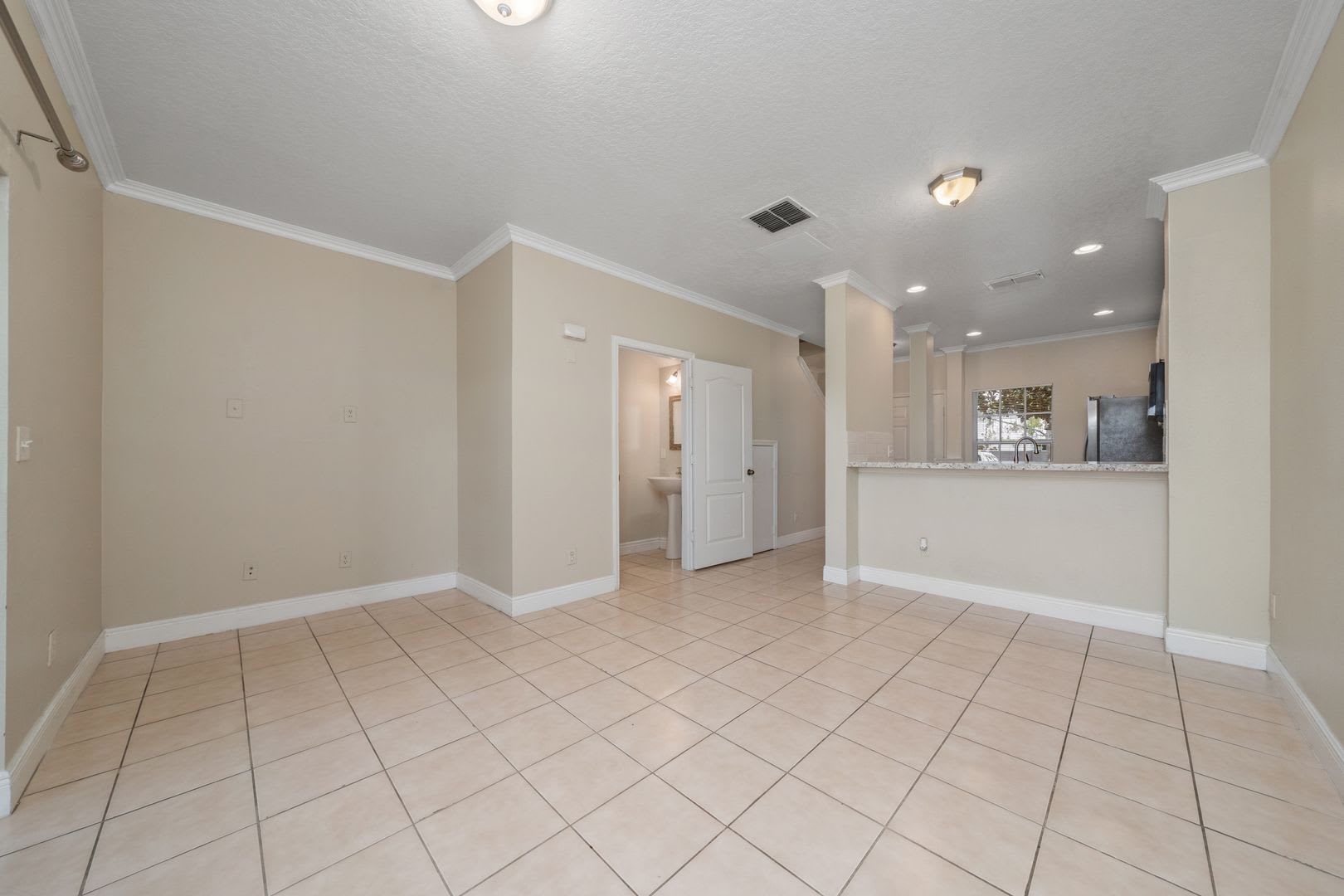 2 Bedroom /2.5 bathrooms Town House. Just few minutes from Medical City. – photo 4