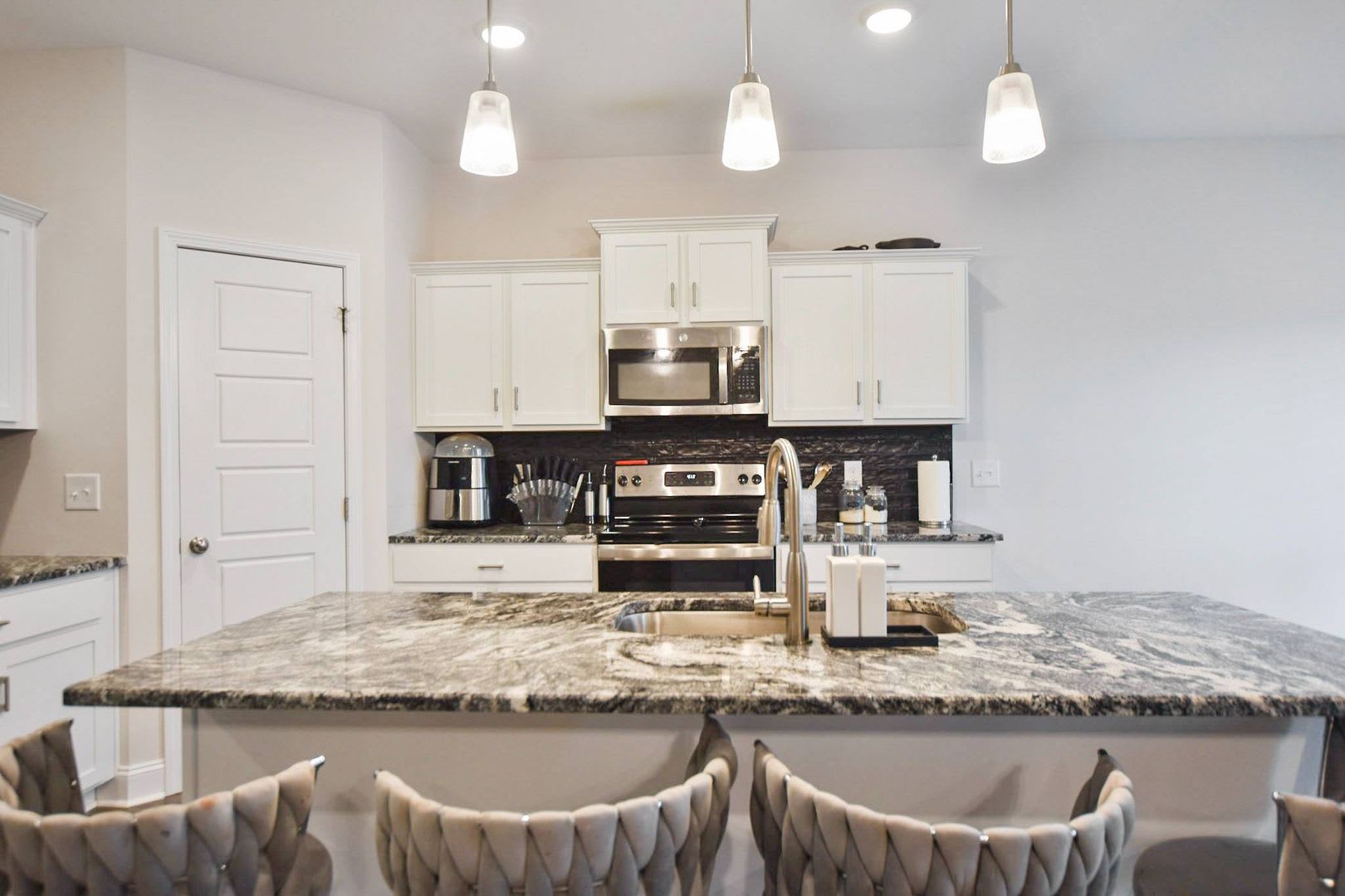 Pet Friendly Four Bedroom with Bonus! – photo 5