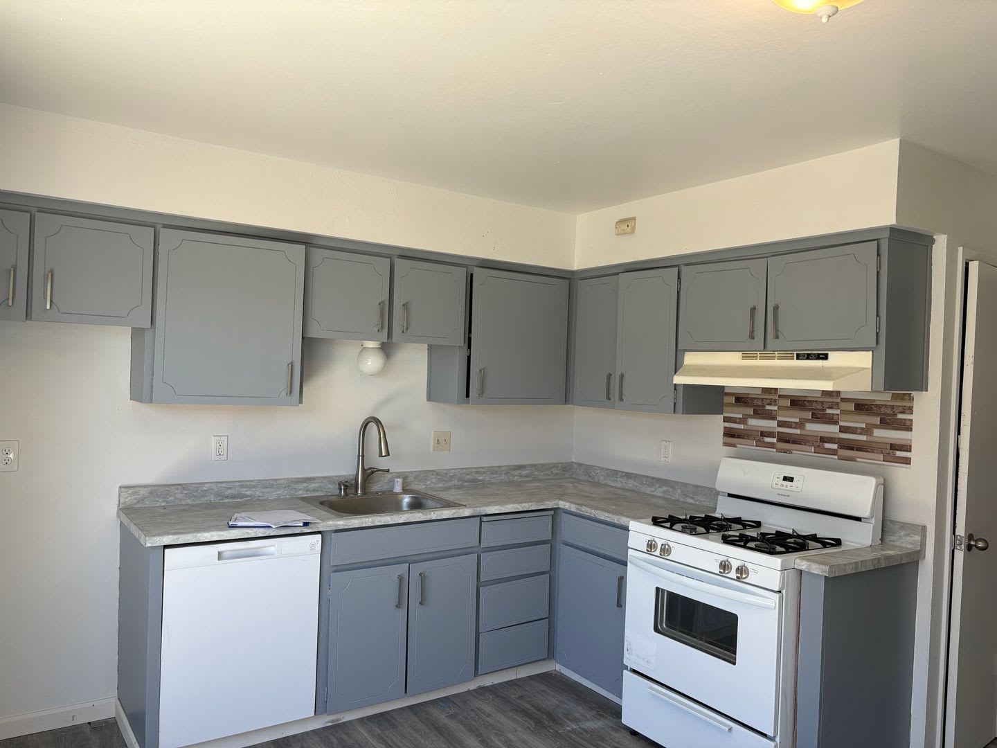 Ideal First Floor Unit 2 Bedrooms 1 Bathroom Directly Across From Beautiful Lake Alhambra Private Covered Parking Community Laundry Room Section 8 Friendly – photo 3