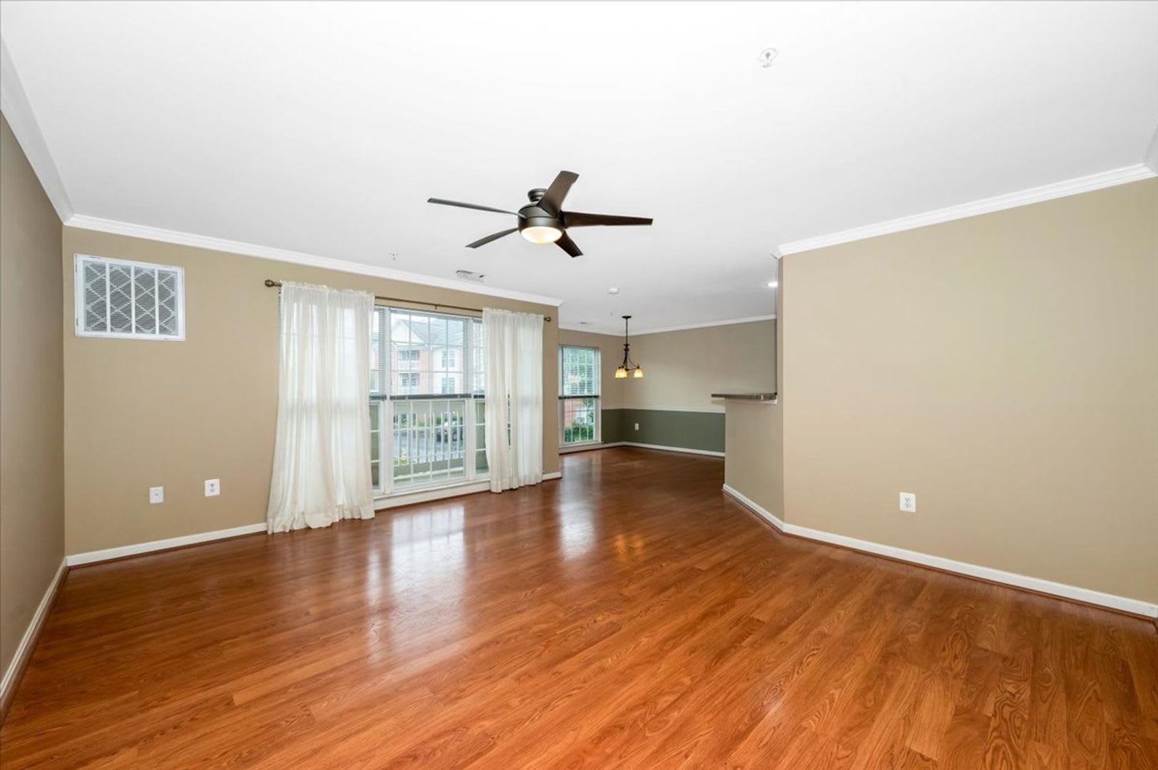 Excellent Elevator Condo For Lease – photo 4