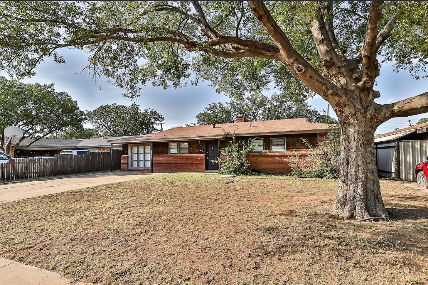 Centrally Located 3 bedroom 2 bathroom house! – photo 3