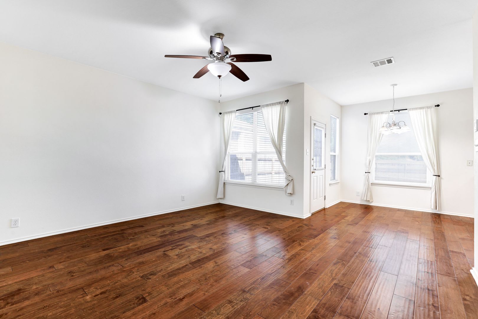 ***MOVE-IN SPECIAL: ONE WEEK FREE***Exquisite Stone-Front Home with Modern Comforts and Prime Location – photo 5