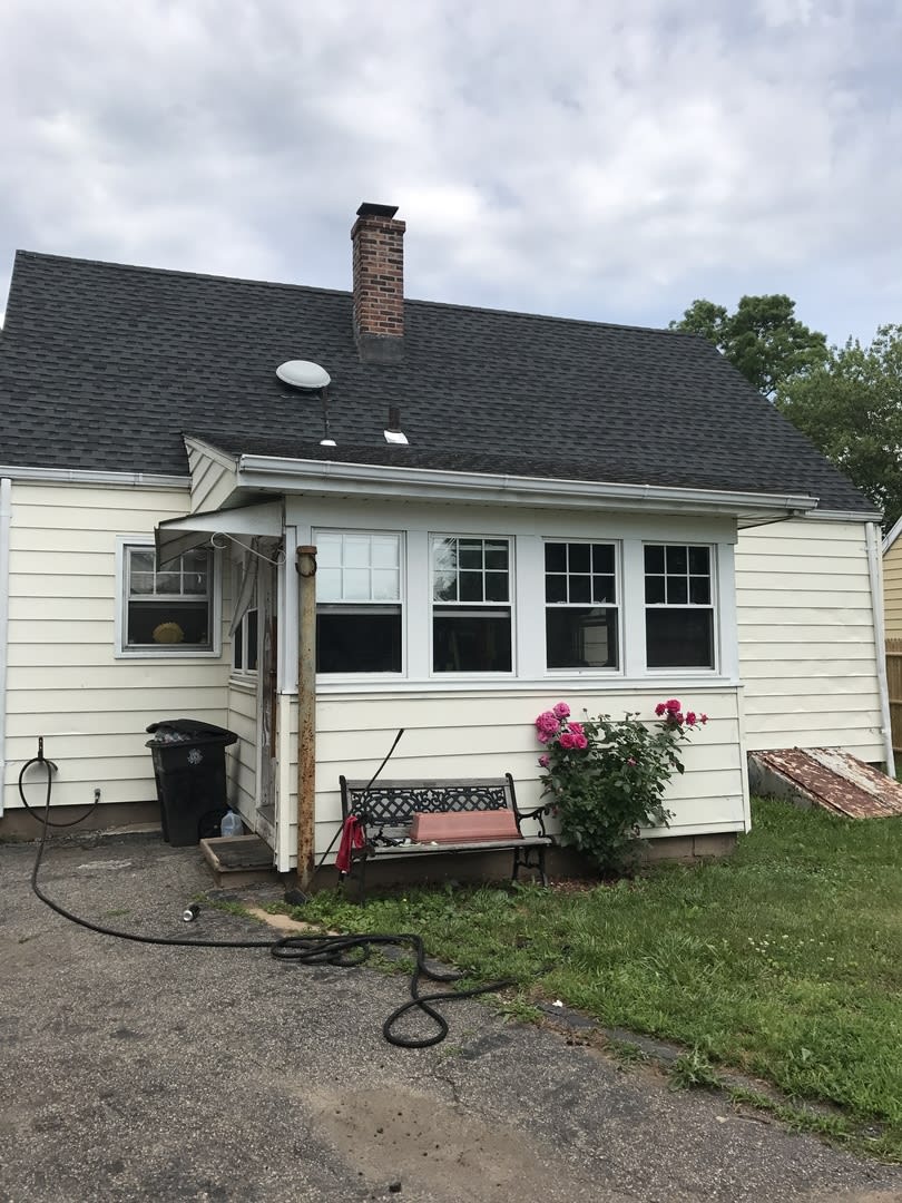 Single Family Home with Large Yard 4 bedrooms! – photo 2
