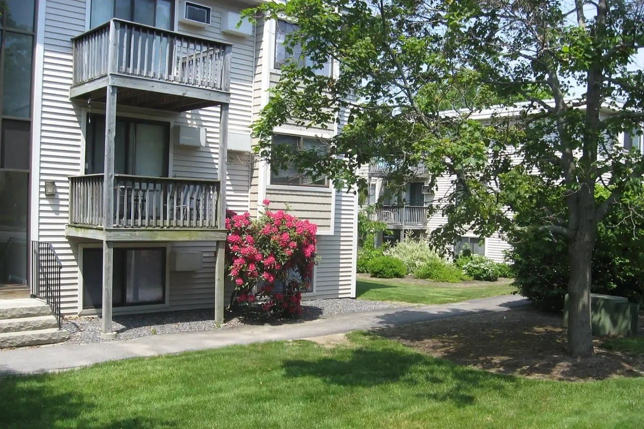 326 Auburn St – photo 1