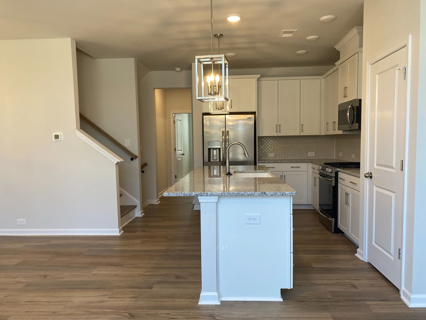 Room in 4 Bedroom Home at Statesville Ave – photo 4