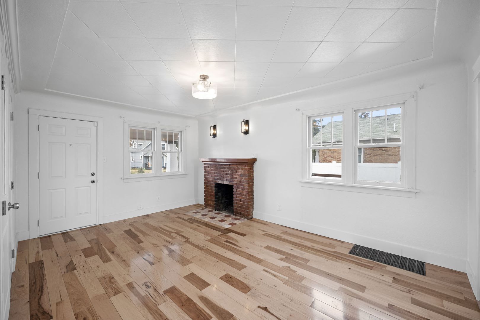 Remodeled 3BR/2BA Brick Bungalow – photo 5