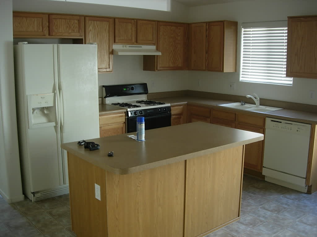 4 BEDROOM 2 BATH HOME IN RITA RANCH / AVAILABLE NOW! – photo 3