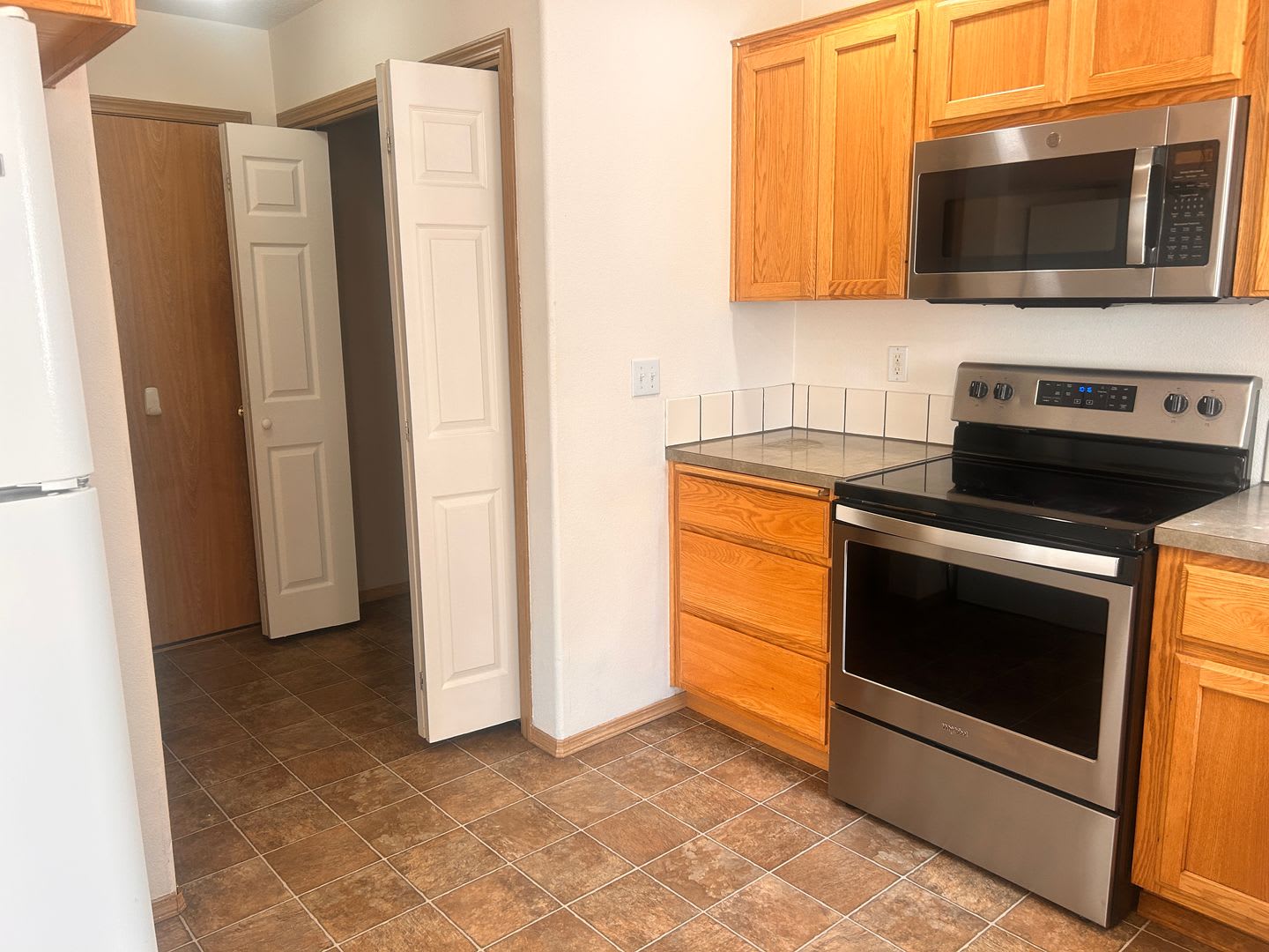 Charming Battle Ground Two-Story Home with Fenced Backyard! – photo 5