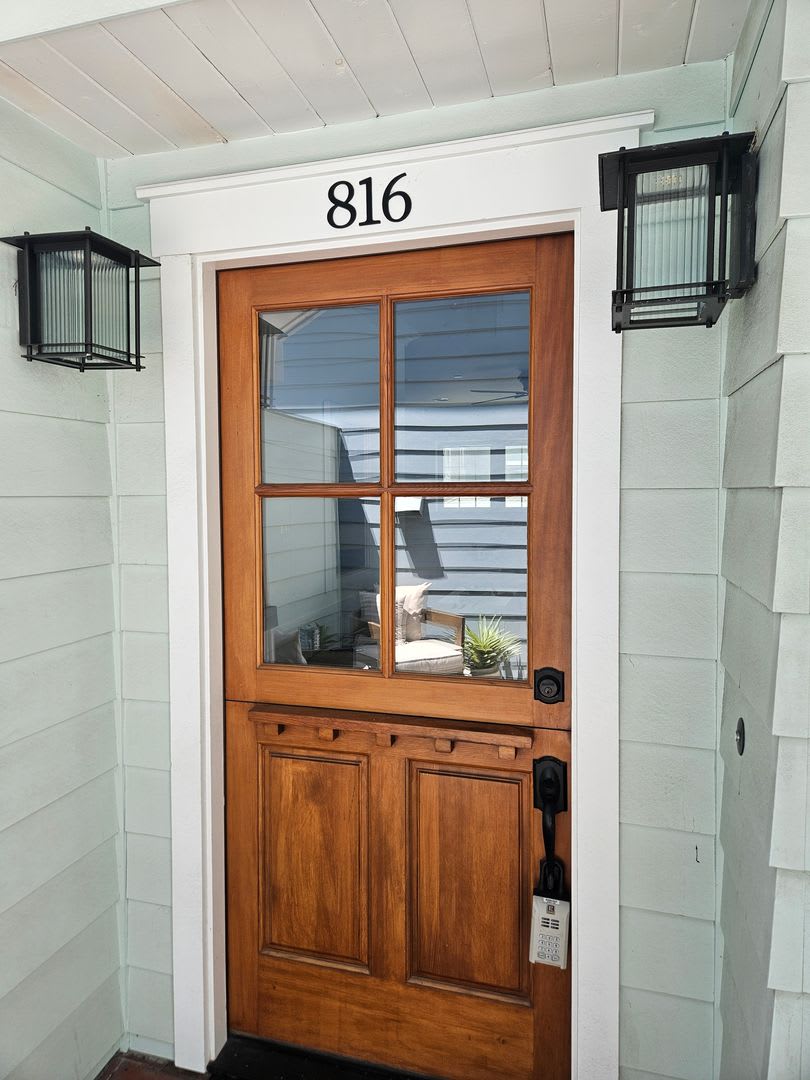 3 Bedroom Plus Home with Roof Top Deck – photo 1