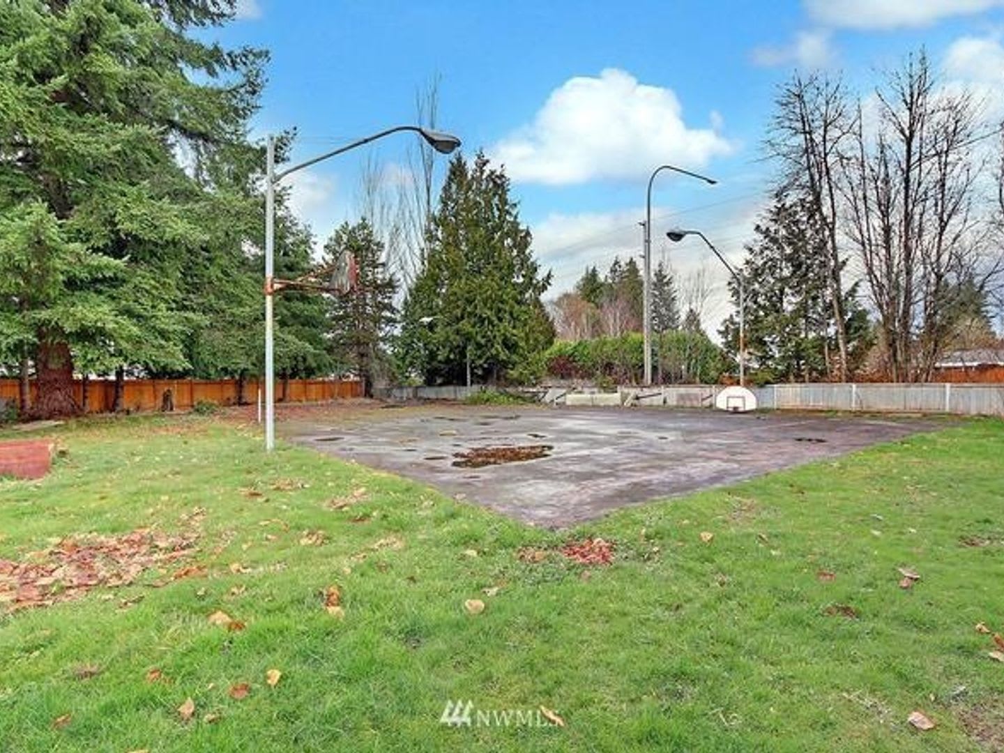 3 Bedroom Single Family Home In Everett With Bonus Room Huge Lot – photo 2