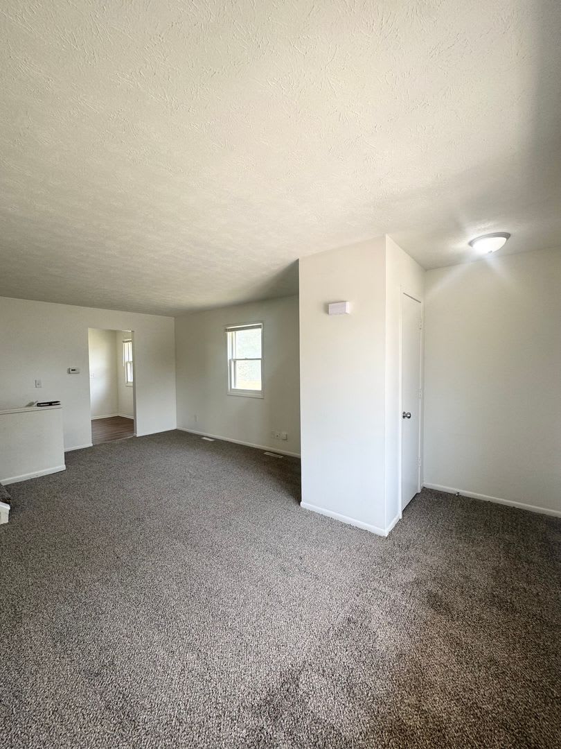Spacious 3 Bedroom Available Now! – photo 2