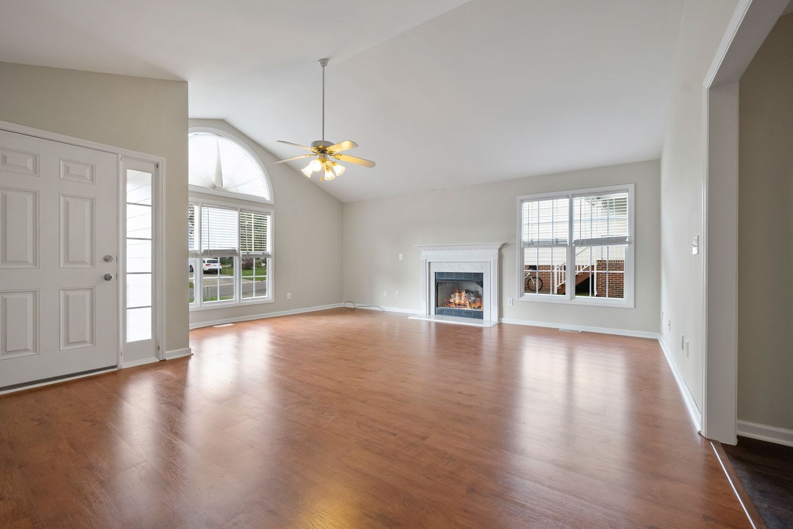 Wonderful 3 Bedroom, 2 Bath home, with 2 Car Garage, Huge Fenced-in yard, and Pet Friendly! – photo 3