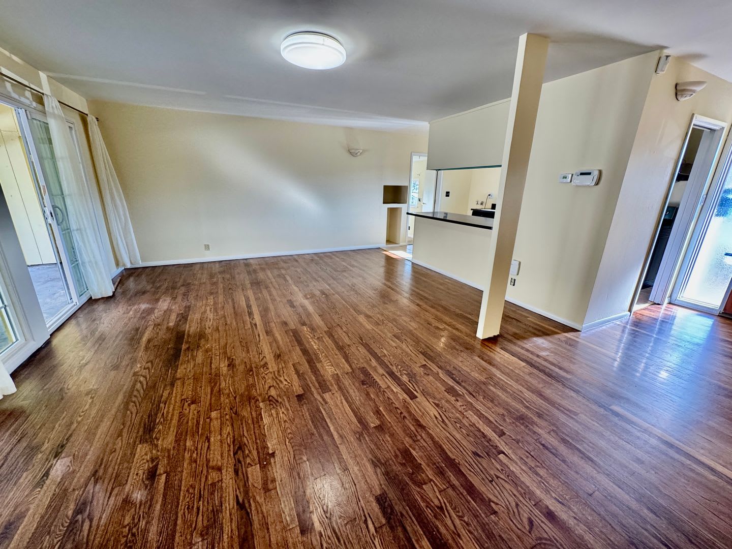 Single Family Home 3 Bed / 1 Bath Home w/ Familyroom – photo 2